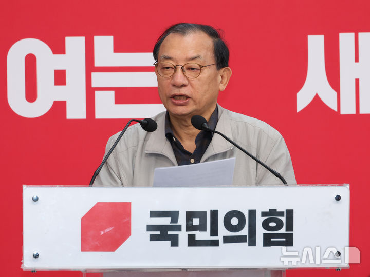 [서울=뉴시스] 김금보 기자 = 이정현 국민의힘 중앙당 공천관리위원장이 11일 오전 서울 여의도 국민의힘 중앙당사에서 제9회 전국동시지방선거 공천 결과 1차 발표를 하고 있다. 지방선거 세종특별자치시 시장 후보로 최민호 현 시장을 단수공천 했다. 2026.03.11. kgb@newsis.com