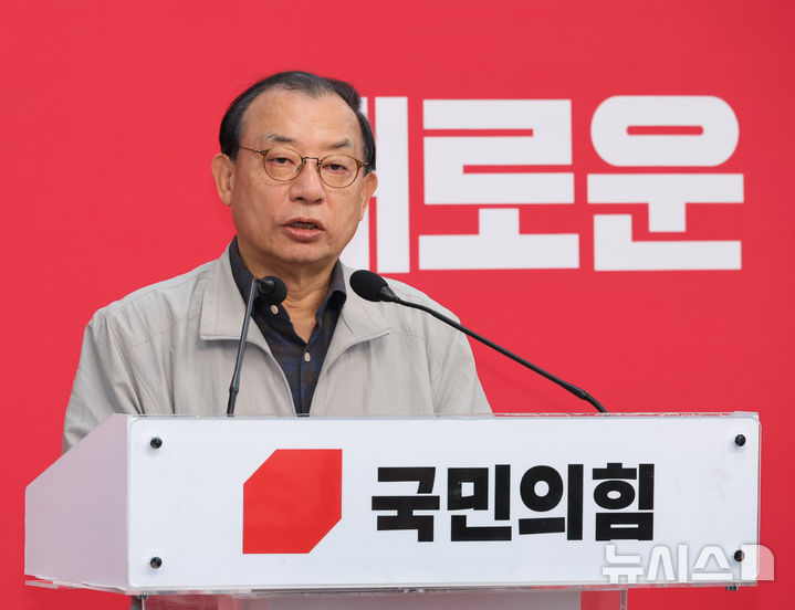 [서울=뉴시스] 김금보 기자 = 이정현 국민의힘 중앙당 공천관리위원장이 11일 오전 서울 여의도 국민의힘 중앙당사에서 제9회 전국동시지방선거 공천 결과 1차 발표를 하고 있다. 지방선거 세종특별자치시 시장 후보로 최민호 현 시장을 단수공천 했다. 2026.03.11. kgb@newsis.com