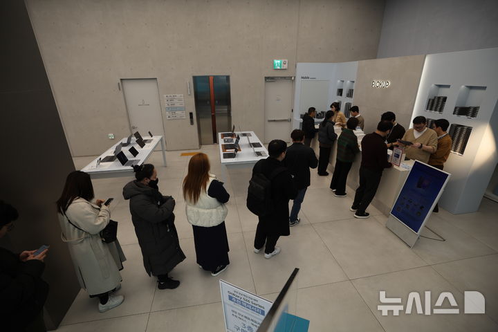 [서울=뉴시스] 정병혁 기자 = 국내를 포함한 전 세계 주요 국가에 갤럭시S26 시리즈가 공식 출시한 11일 서울 강남구 삼성 강남을 찾은 시민들이 갤럭시S26 시리즈를 픽업하기 위해 줄 서 있다. 2026.03.11 jhope@newsis.com