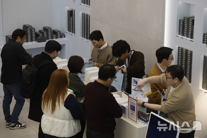 [서울=뉴시스] 정병혁 기자 = 국내를 포함한 전 세계 주요 국가에 갤럭시S26 시리즈가 공식 출시한 11일 서울 강남구 삼성 강남을 찾은 시민들이 갤럭시S26 시리즈를 픽업하기 위해 줄 서 있다. 2026.03.11 jhope@newsis.com