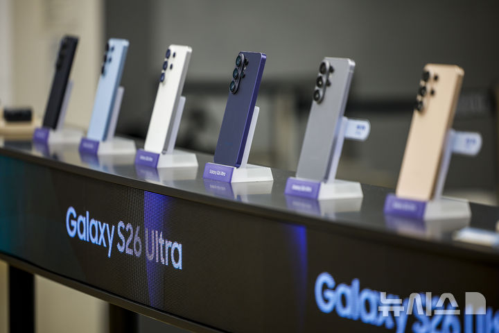 [서울=뉴시스] 정병혁 기자 = 국내를 포함한 전 세계 주요 국가에 갤럭시S26 시리즈가 지난 11일 공식 출시됐다. 서울 강남구 삼성 강남에 갤럭시 S26 시리즈가 진열돼 있다. 2026.03.11 jhope@newsis.com