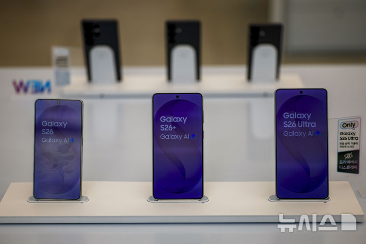 [서울=뉴시스] 정병혁 기자 = 국내를 포함한 전 세계 주요 국가에 갤럭시S26 시리즈가 공식 출시한 11일 서울 강남구 삼성 강남에 갤럭시 S26 시리즈가 진열되어 있다. 2026.03.11 jhope@newsis.com