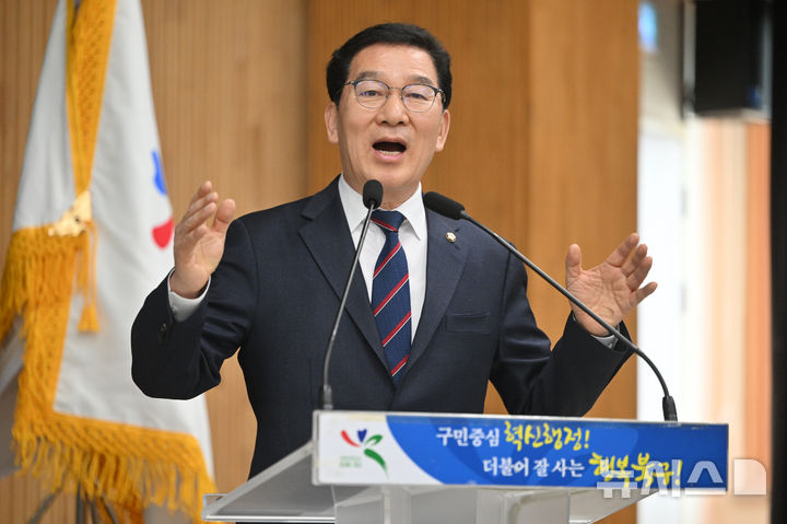 [광주=뉴시스] 이영주 기자 = 6·3지방선거 더불어민주당 전남광주통합특별시장 경선후보인 신정훈(나주·화순) 국회 행정안전위원장이 11일 오전 광주 북구청에서 전남광주 통합이후 과제를 주제로 강연하고 있다. 2026.03.11.leeyj2578@newsis.com