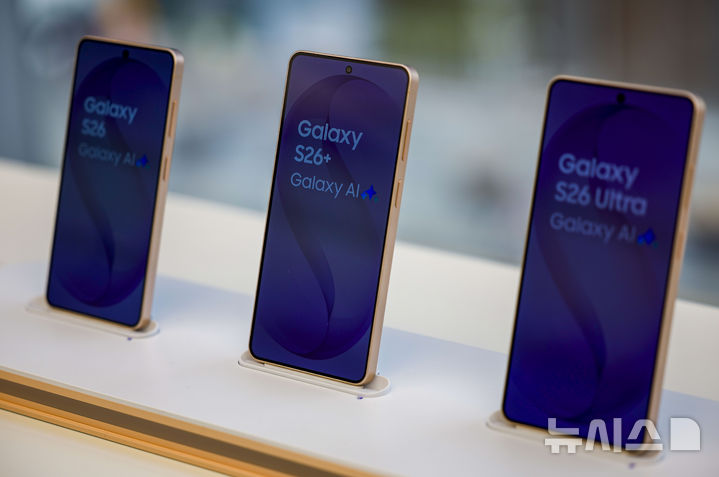 [서울=뉴시스] 정병혁 기자 = 국내를 포함한 전 세계 주요 국가에 갤럭시S26 시리즈가 공식 출시한 11일 서울 강남구 삼성 강남에 갤럭시 S26 시리즈가 진열되어 있다. 2026.03.11 jhope@newsis.com
