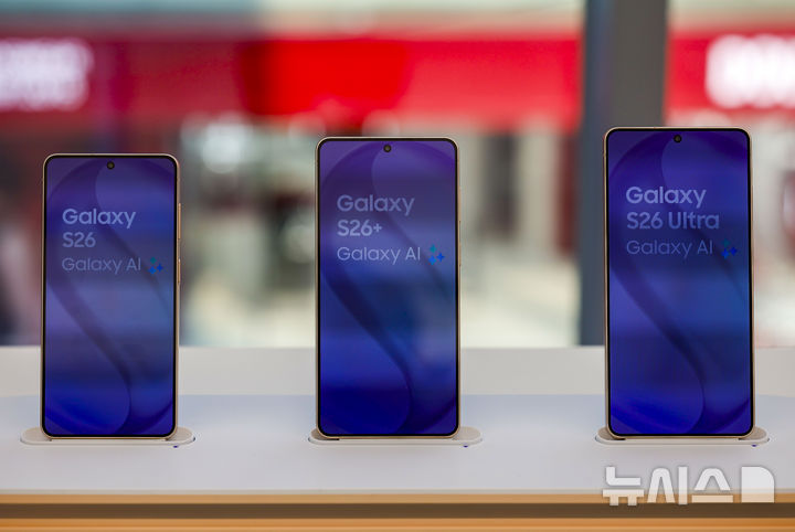 [서울=뉴시스] 정병혁 기자 = 국내를 포함한 전 세계 주요 국가에 갤럭시S26 시리즈가 공식 출시한 11일 서울 강남구 삼성 강남에 갤럭시 S26 시리즈가 진열되어 있다. 2026.03.11 jhope@newsis.com