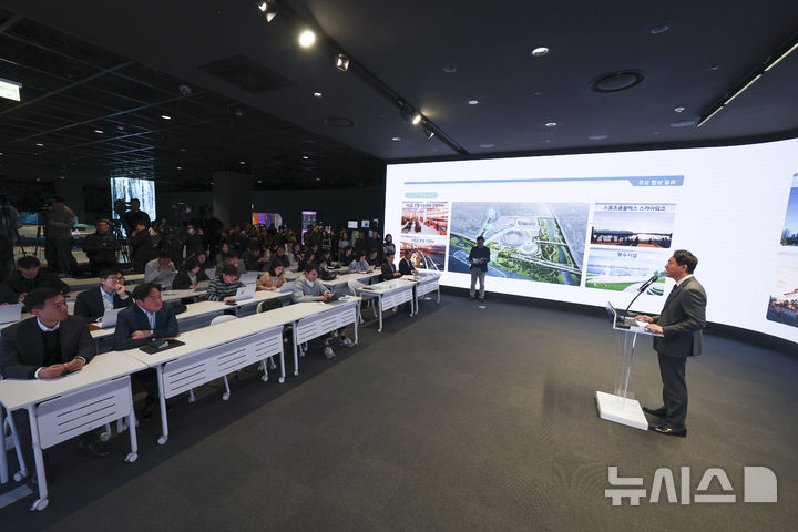 [서울=뉴시스] 김근수 기자 = 오세훈 서울시장이 11일 서울시청에서 열린 잠실 스포츠 및 MICE 복합공간 조성사업 기자설명회에서 발언하고 있다. 2026.03.11. ks@naver.com