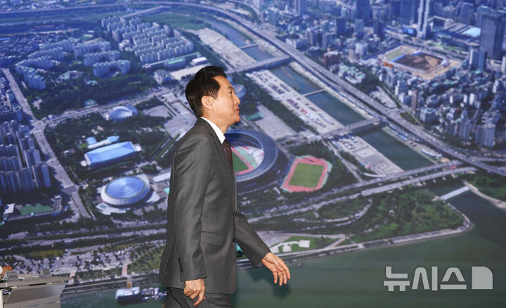 [서울=뉴시스] 김근수 기자 = 오세훈 서울시장이 11일 서울시청에서 열린 잠실 스포츠 및 MICE 복합공간 조성사업 기자설명회에 참석하고 있다. 2026.03.11. ks@naver.com