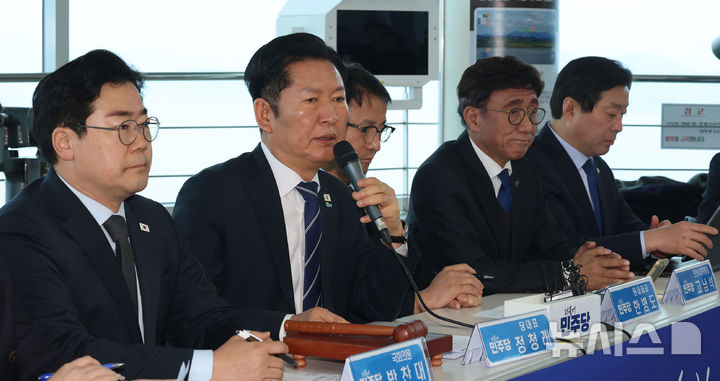 [인천=뉴시스] 전진환 기자 = 정청래 더불어민주당 대표가 11일 오전 인천 강화군 평화전망대에서 열린 인천 현장 최고위원회의에서 발언하고 있다. 2026.03.11. amin2@newsis.com