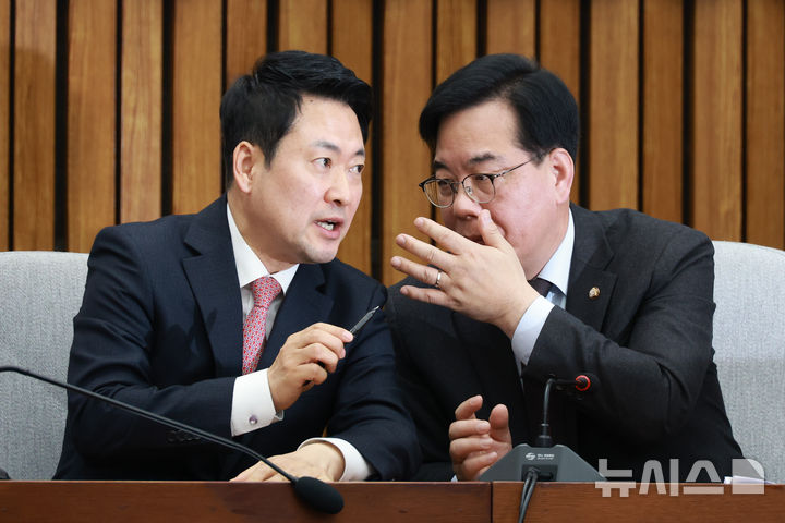 [서울=뉴시스] 고승민 기자 = 국민의힘 장동혁 대표, 송언석 원내대표가 11일 서울 여의도 국회에서 열린 지역발전 인재영입 환영식에서 대화하고 있다. 2026.03.11. kkssmm99@newsis.com