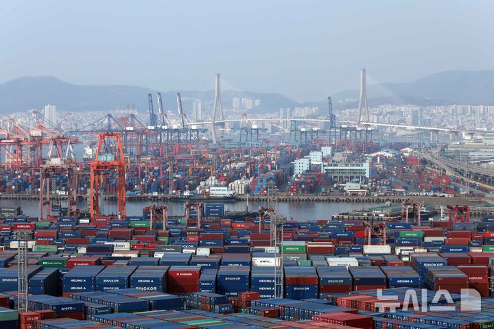 [부산=뉴시스] 하경민 기자 = 관세청은 지난 1~10일 수출이 전년 동기 대비 55.6%(76억7000만 달러) 증가한 215억 달러로 집계됐다고 11일 밝혔다. 이는 매월 10일간 수출 실적으로 역대 최대 기록이다. 이날 부산 남구 신선대(사진 아래) 및 감만(위) 부두 야적장에 수출입 컨테이너가 쌓여 있다. 2026.03.11. yulnetphoto@newsis.com