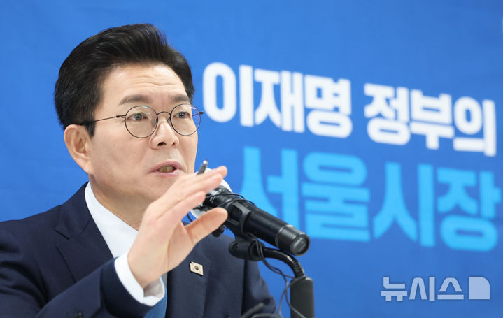 [서울=뉴시스] 권창회 기자 = 정원오 더불어민주당 서울시장 예비후보가 11일 오전 서울 중구 상연재 별관에서 열린 프레스데이에서 취재진 질의에 답하고 있다. 2026.03.11. kch0523@newsis.com