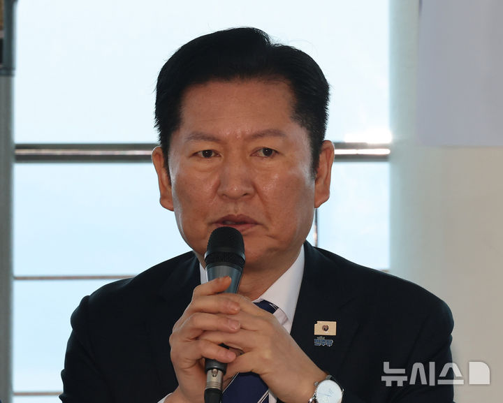 [인천=뉴시스] 전진환 기자 = 정청래 더불어민주당 대표가 11일 오전 인천 강화군 평화전망대에서 열린 인천 현장 최고위원회의에서 발언하고 있다. 2026.03.11. amin2@newsis.com