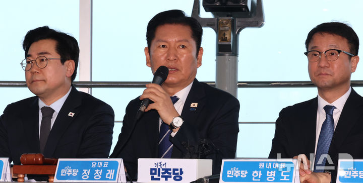 [인천=뉴시스] 전진환 기자 = 정청래 더불어민주당 대표가 11일 오전 인천 강화군 평화전망대에서 열린 인천 현장 최고위원회의에서 발언하고 있다. 2026.03.11. amin2@newsis.com