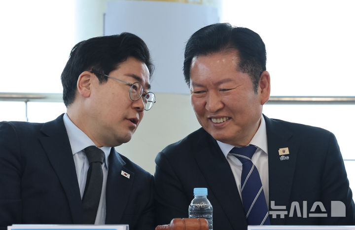 [인천=뉴시스] 전진환 기자 = 정청래(오른쪽) 더불어민주당 대표와 박찬대 의원이 11일 오전 인천 강화군 평화전망대에서 열린 인천 현장 최고위원회의에서 대화하고 있다. 2026.03.11. amin2@newsis.com