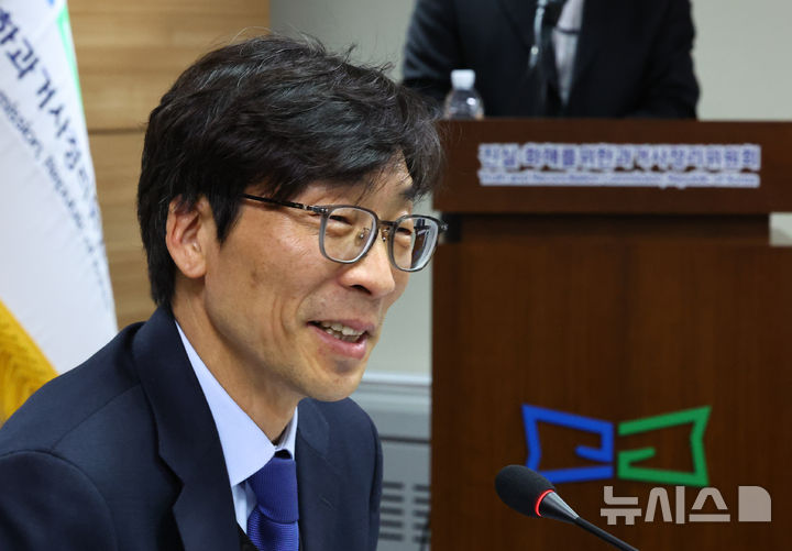 [서울=뉴시스] 최진석 기자 = 제3기 진실·화해를위한과거사정리위원회(진실화해위)가 해외입양과 집단수용시설 인권침해 사건을 전담할 조사3국 출범에 앞서 임시 조직인 '업무준비 태스크포스(TF)'를 구성했다. 사진은 송상교 진실화해위원장이 지난 11일 서울 중구 진실화해위 대회의실에서 열린 3기 위원회 출범 기자간담회에서 발언하는 모습. 2026.03.11. myjs@newsis.com