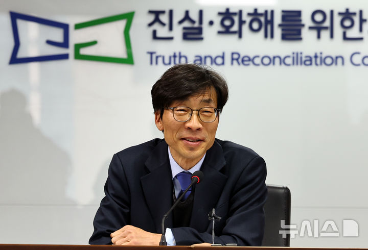 [서울=뉴시스] 최진석 기자 = 송상교 진실·화해를위한과거사정리위원회(진실화해위) 위원장이 11일 서울 중구 진실화해위 대회의실에서 열린 3기 위원회 출범 기자간담회에서 발언하고 있다. 2026.03.11. myjs@newsis.com