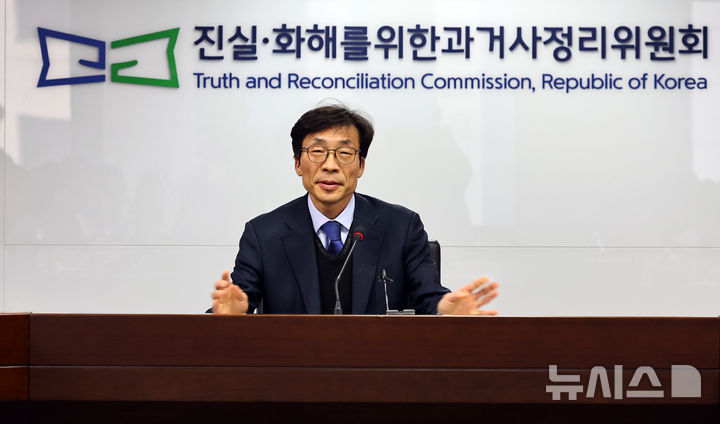 [서울=뉴시스] 최진석 기자 = 송상교 진실·화해를위한과거사정리위원회(진실화해위) 위원장이 11일 서울 중구 진실화해위 대회의실에서 열린 3기 위원회 출범 기자간담회에서 발언하고 있다. 2026.03.11. myjs@newsis.com