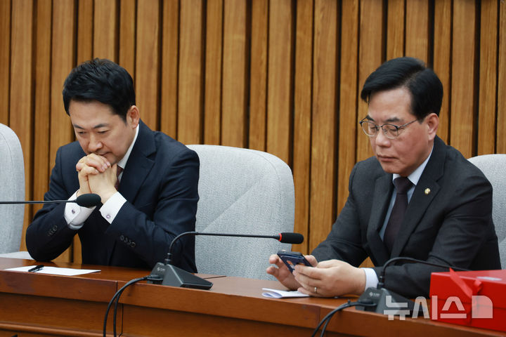 [서울=뉴시스] 고승민 기자 = 장동혁 국민의힘 대표가 11일 서울 여의도 국회에서 열린 지역발전 인재영입 환영식에서 생각에 잠겨 있다. 2026.03.11. kkssmm99@newsis.com