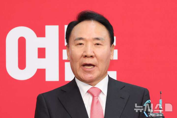 [서울=뉴시스] 김금보 기자 = 염동열 국민의힘 강원특별자치도 도지사 예비후보가 11일 오전 서울 여의도 국민의힘 중앙당사에서 제9회 전국동시지방선거 공천 면접 심사를 마친 후 취재진 질문에 답변을 하고 있다. 2026.03.11. kgb@newsis.com