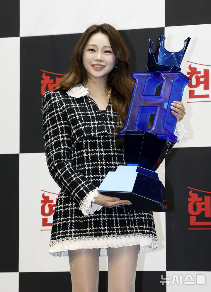 [서울=뉴시스] 김혜진 기자 = 가수 홍지윤이 11일 오전 서울 마포구 스탠포드호텔 서울에서 열린 MBN 서바이벌 예능 '현역가왕3' 기자간담회에서 포즈를 취하고 있다. 2026.03.11. jini@newsis.com