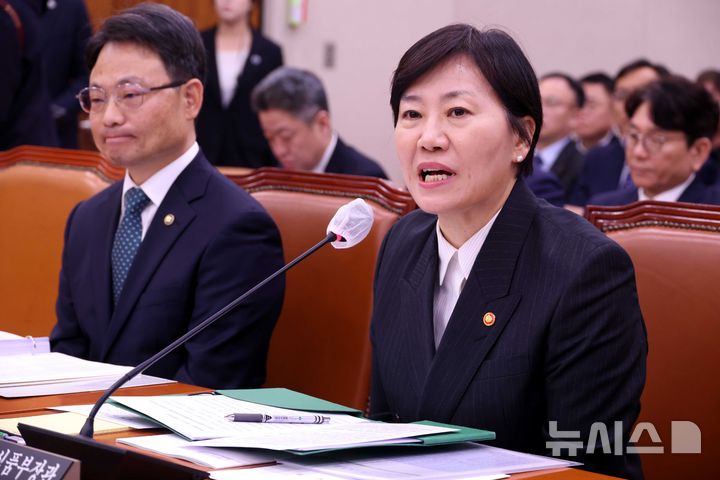 [서울=뉴시스] 조성봉 기자 = 송미령 농림축산식품부 장관이 11일 오전 서울 여의도 국회에서 열린 농림축산식품해양수산위원회 전체회의에서 의원 질의에 답변하고 있다. 2026.03.11. suncho21@newsis.com