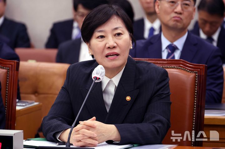 [서울=뉴시스] 조성봉 기자 = 송미령 농림축산식품부 장관이 11일 오전 서울 여의도 국회에서 열린 농림축산식품해양수산위원회 전체회의에서 의원 질의에 답변하고 있다. 2026.03.11. suncho21@newsis.com