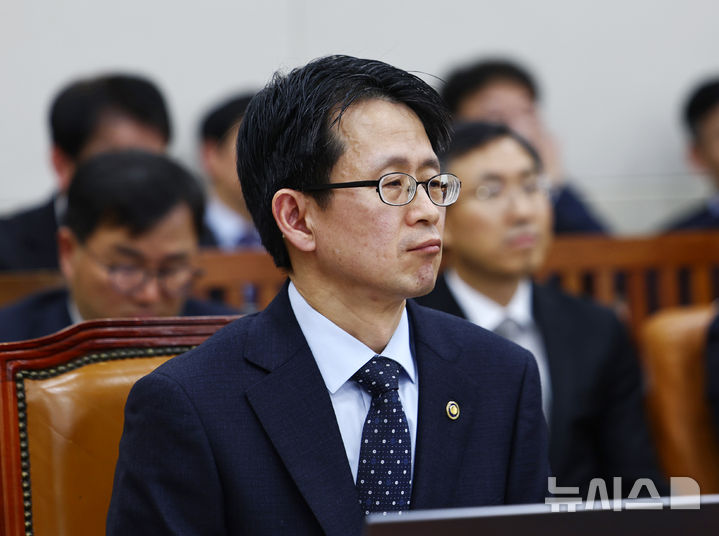 [서울=뉴시스] 김명년 기자 = 백승보 조달청장이 11일 오전 서울 여의도 국회에서 열린 재정경제기획위원회 전체회의에 출석해있다. 2026.03.11. kmn@newsis.com