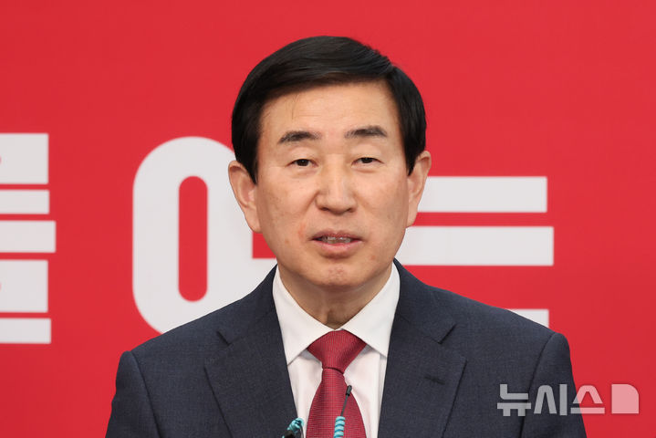 [서울=뉴시스] 김금보 기자 = 6.3 지방선거 충청북도 도지사에 도전하는 조길형 충북 충주시장이 11일 오전 서울 여의도 국민의힘 중앙당사에서 제9회 전국동시지방선거 공천 면접 심사를 마친 후 취재진 질문에 답변을 하고 있다. 2026.03.11. kgb@newsis.com