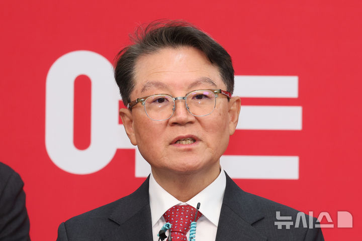 [서울=뉴시스] 김금보 기자 = 윤갑근 변호사가 건설업자 윤중천씨와의 유착 의혹을 보도한 JTBC 등을 상대로 낸 손해배상 소송의 1심 일부 승소 판결이 항소심에서 뒤집혔다. 윤 변호사는 법무부 검찰과거사위원회 관계자 등을 상대로 낸 별도 소송에서도 1심에 이어 패소했다. 사진은 윤 변호사가 지난 3월 11일 오전 서울 여의도 국민의힘 중앙당사에서 제9회 전국동시지방선거 공천 면접 심사를 마친 후 취재진 질문에 답변을 하는 모습. 2026.09.02. kgb@newsis.com