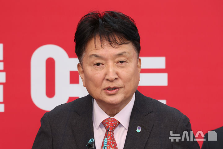 [서울=뉴시스] 김금보 기자 = 6.3 지방선거 충청북도 도지사 재선에 도전하는 김영환 현 지사가 11일 오전 서울 여의도 국민의힘 중앙당사에서 제9회 전국동시지방선거 공천 면접 심사를 마친 후 취재진 질문에 답변을 하고 있다. 2026.03.11. kgb@newsis.com