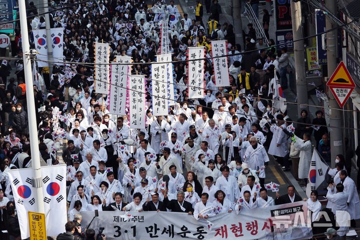 [부산=뉴시스] 하경민 기자 = 부산 동구 3·1만세운동 재현행사가 열린 11일 부산 동구청 일대에서 학생과 시민 등 1000여 명이 대한독립만세를 외치며 거리행진을 펼치고 있다. 동구에 있는 부산진일신여학교의 교사와 학생들은 1919년 3월11일 오후 9시 만세운동을 펼쳤고, 이는 부산지역 3·1만세운동의 효시가 된 것으로 알려졌다. 2026.03.11. yulnetphoto@newsis.com
