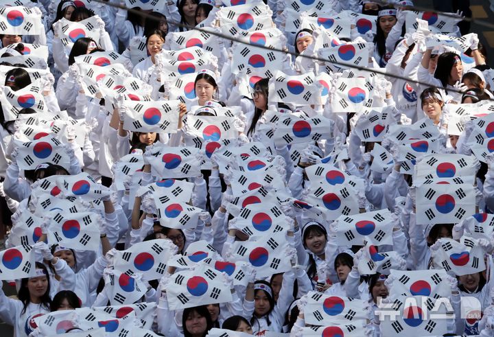 [부산=뉴시스] 하경민 기자 = 부산 동구 3·1만세운동 재현행사가 열린 11일 부산 동구청 일대에서 학생과 시민 등 1000여 명이 대한독립만세를 외치며 거리행진을 펼치고 있다. 동구에 있는 부산진일신여학교의 교사와 학생들은 1919년 3월11일 오후 9시 만세운동을 펼쳤고, 이는 부산지역 3·1만세운동의 효시가 된 것으로 알려졌다. 2026.03.11. yulnetphoto@newsis.com