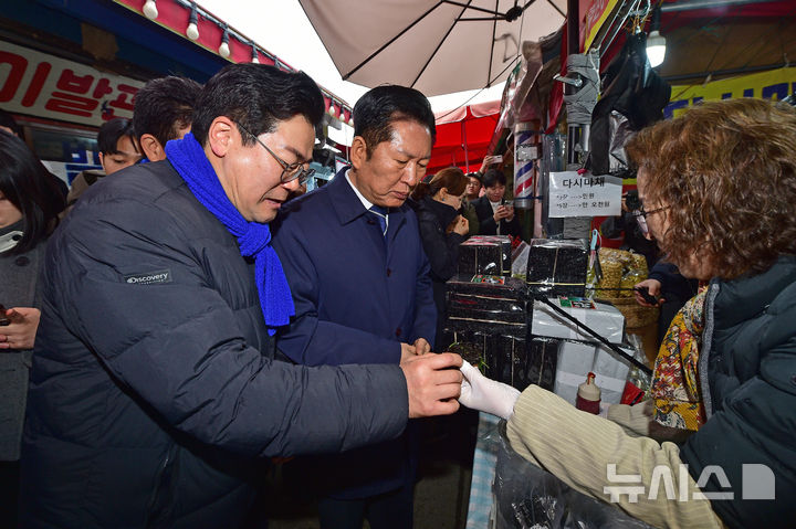 [인천=뉴시스] 전진환 기자 = 정청래 더불어민주당 대표와 박찬대 의원이 11일 민생현장 방문을 위해 인천 강화군 교동면 대룡리시장을 찾아 상인과 대화하고 있다. (공동취재) 2026.03.11. photo@newsis.com