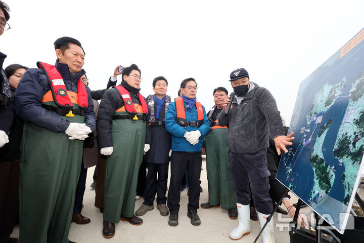 [인천=뉴시스] 전진환 기자 = 11일 오후 인천 강화군 교동도 죽산포구에서 정청래 더불어민주당 대표와 박찬대 의원(인천시장 후보)가 어업인에게 애로사항을 청취하고 있다. (공동취재) 2026.03.11. photo@newsis.com