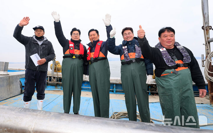 [인천=뉴시스] 전진환 기자 = 11일 오후 인천 강화군 교동도 죽산포구에서 더불어민주당 박찬대 의원(인천시장 후보, 왼쪽 두번째부터) 정청래 당대표, 조택상 중구강화군웅진군 지역위원장이 새우잡이 배를 타고 손을 흔들고 있다. (공동취재) 2026.03.11. photo@newsis.com