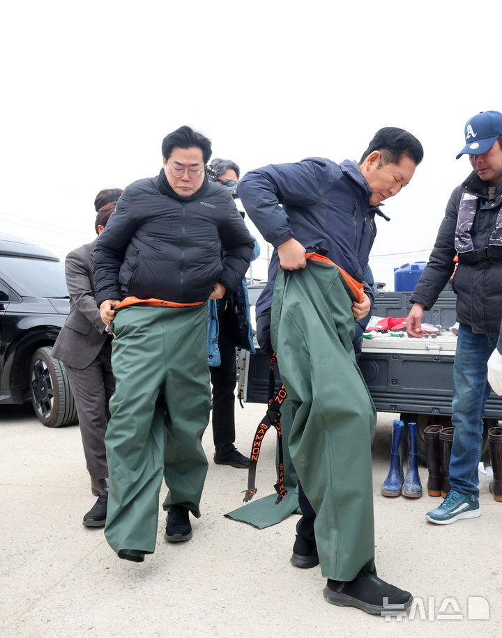 [인천=뉴시스] 전진환 기자 = 11일 오후 인천 강화군 교동도 죽산포구에서 더불어민주당 박찬대 의원(인천시장 후보)과 정청래 당대표가 새우잡이 조업을 나가기전 준비를 하고 있다. (공동취재) 2026.03.11. photo@newsis.com