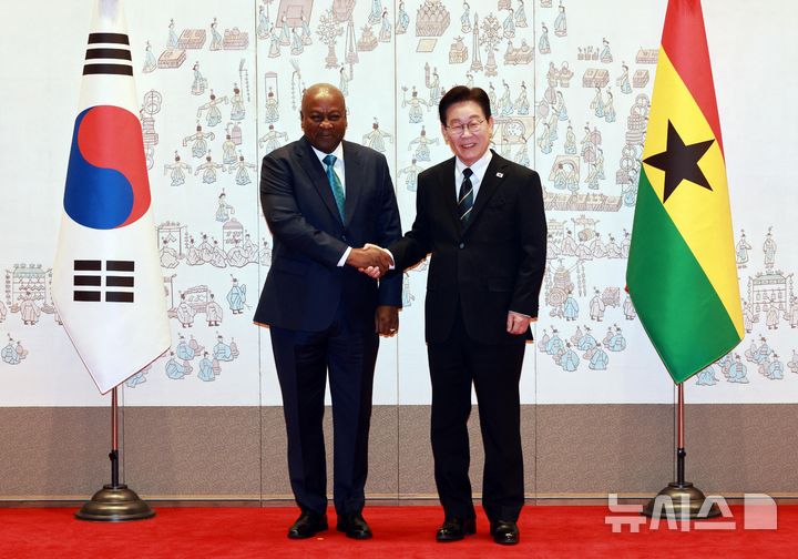 [서울=뉴시스] 고범준 기자 = 존 마하마 가나 대통령이 11일 청와대에서 열린 이재명 대통령과 한-가나 정상회담에 앞서 기념촬영을 하고 있다. 2026.03.11. bjko@newsis.com