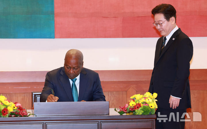[서울=뉴시스] 고범준 기자 = 존 마하마 가나 대통령이 11일 청와대에서 열린 이재명 대통령과 한-가나 정상회담에 앞서 방명록에 서명을 하고 있다. 2026.03.11. bjko@newsis.com