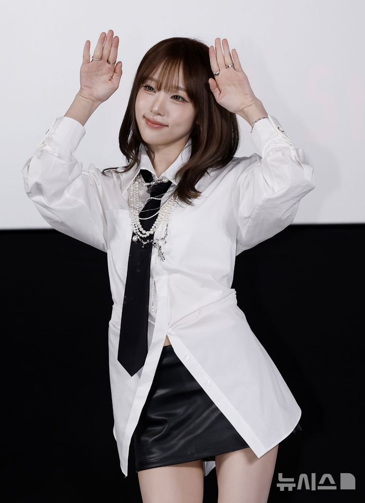 [서울=뉴시스] 김혜진 기자 = 가수 최예나가 11일 오후 서울 강남구 CGV압구정에서 열린 다섯 번째 미니 앨범 'LOVE CATCHER(러브 캐처)' 발매 기념 기자간담회에서 포인트 안무를 선보이고 있다. 2026.03.11. jini@newsis.com