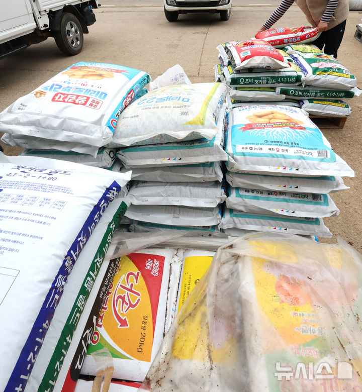 [인천=뉴시스] 전진환 기자 = 중동사태의 여파로 요소와 유황 등의 원자재 수급 불안으로 화학 비료 가격이 급등하는 가운데 11일 오후 인천 강화군의 한 농자재 상점에서 상인이 화학비료를 정리하고 있다. 2026.03.11. amin2@newsis.com