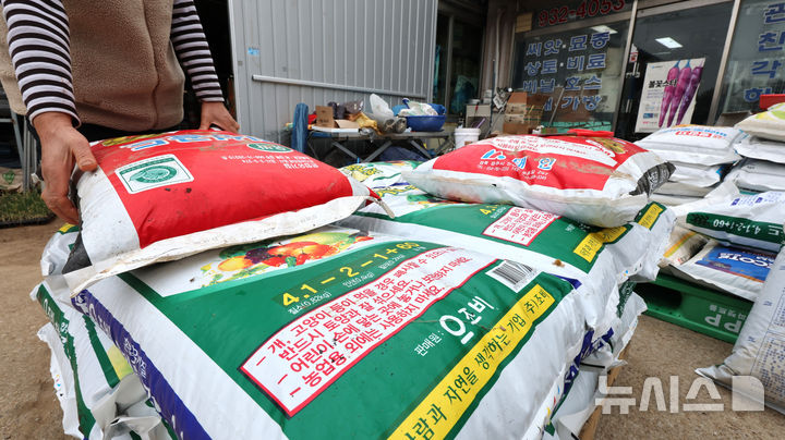 [인천=뉴시스] 전진환 기자 = 중동사태의 여파로 요소와 유황 등의 원자재 수급 불안으로 화학 비료 가격이 급등하는 가운데 11일 오후 인천 강화군의 한 농자재 상점에서 상인이 화학비료를 정리하고 있다. 2026.03.11. amin2@newsis.com