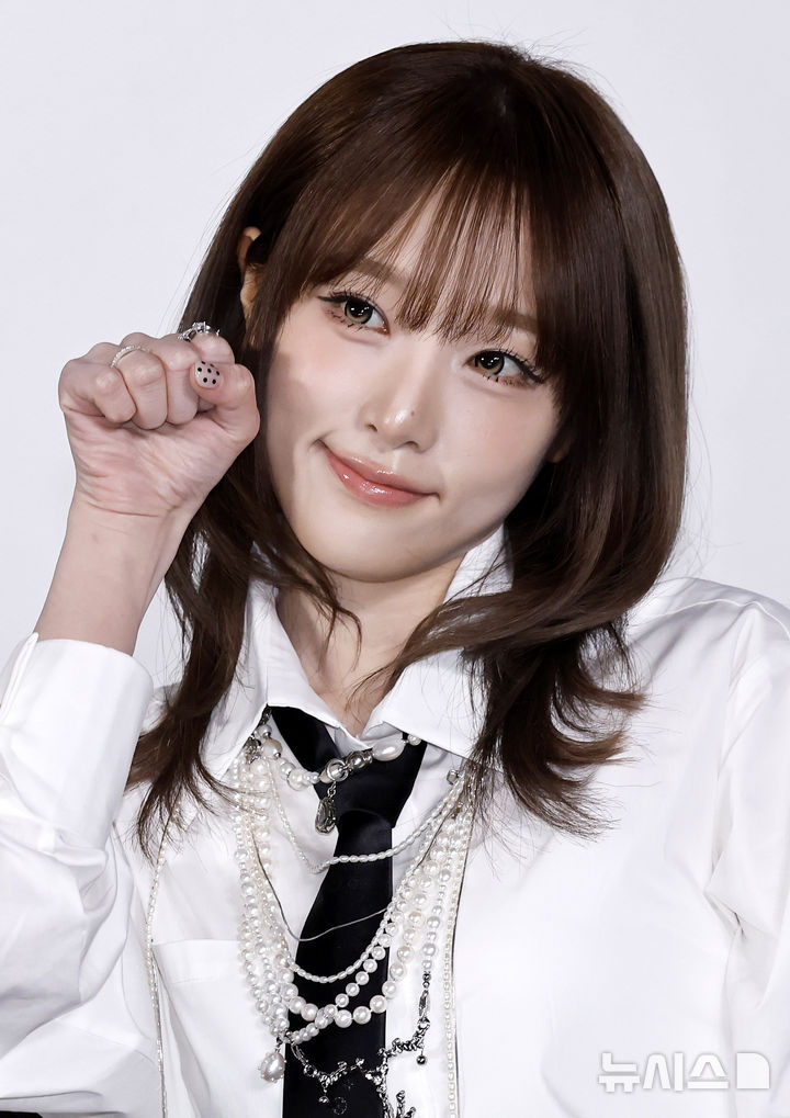 [서울=뉴시스] 김혜진 기자 = 가수 최예나가 11일 오후 서울 강남구 CGV압구정에서 열린 다섯 번째 미니 앨범 'LOVE CATCHER(러브 캐처)' 발매 기념 기자간담회에서 포즈를 취하고 있다. 2026.03.11. jini@newsis.com