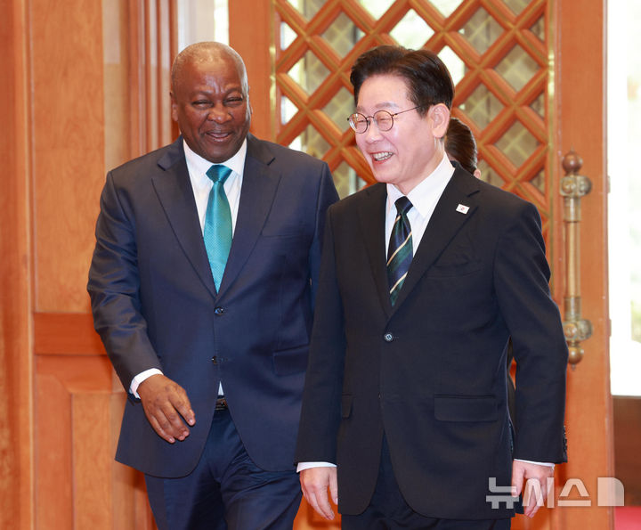 [서울=뉴시스] 고범준 기자 = 이재명 대통령이 11일 청와대에서 존 마하마 가나 대통령을 영접하고 있다. 2026.03.11. bjko@newsis.com