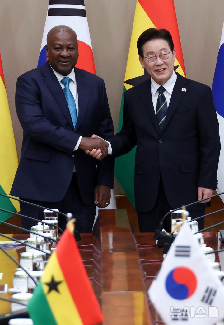 [서울=뉴시스] 고범준 기자 = 이재명 대통령이 11일 청와대에서 존 마하마 가나 대통령과 한-가나 정상회담에 앞서 기념촬영 하고 있다. 2026.03.11. bjko@newsis.com