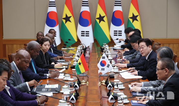 [서울=뉴시스] 고범준 기자 = 이재명 대통령이 11일 청와대에서 열린 존 마하마 가나 대통령과 한-가나 정상회담에서 발언하고 있다. 2026.03.11. bjko@newsis.com