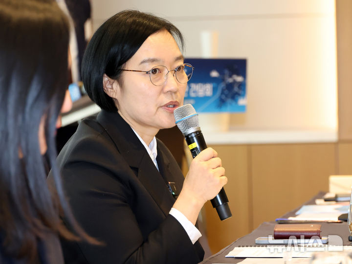 [세종=뉴시스] 강종민 기자 = 한성숙 중소벤처기업부 장관이 지난달 11일 세종시의 한 호텔에서 열린 창업도시 정책자문단 간담회에서 발언하고 있다. 2026.04.10. ppkjm@newsis.com