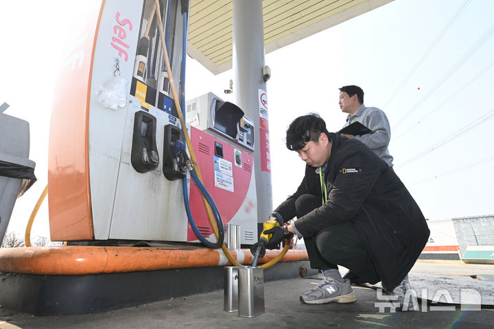 [광주=뉴시스] 이영주 기자 = 한국석유관리원광주전남지부 관계자들이 11일 오후 광주 북구 한 주유소에서 품질 검사를 위한 휘발유 시료를 채취하고 있다. 2026.03.11.leeyj278@newsis.com