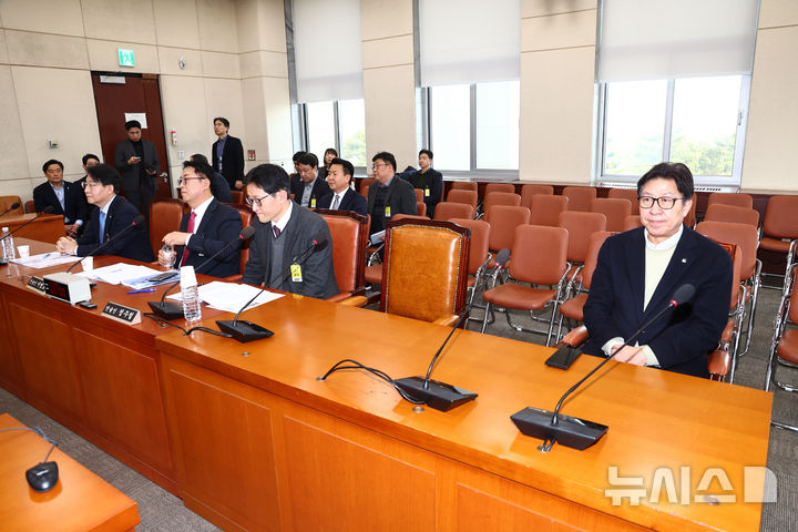 [서울=뉴시스] 김명년 기자 = 박형준 부산시장이 11일 오후 서울 여의도 국회 행정안전위원회 법안심사제1소위원회에서 열린 '부산 글로벌허브도시 특별법 제정 촉구 입법공청회'에 참석해 있다. 2026.03.11. kmn@newsis.com