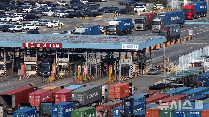 [부산=뉴시스] 하경민 기자 = 중동 사태로 인한 고유가 여파로 물류업계 부담이 커진 지난 11일 부산 남구 신선대 부두에 대형 화물차들이 줄지어 이동하고 있다. 2026.03.11. yulnetphoto@newsis.com