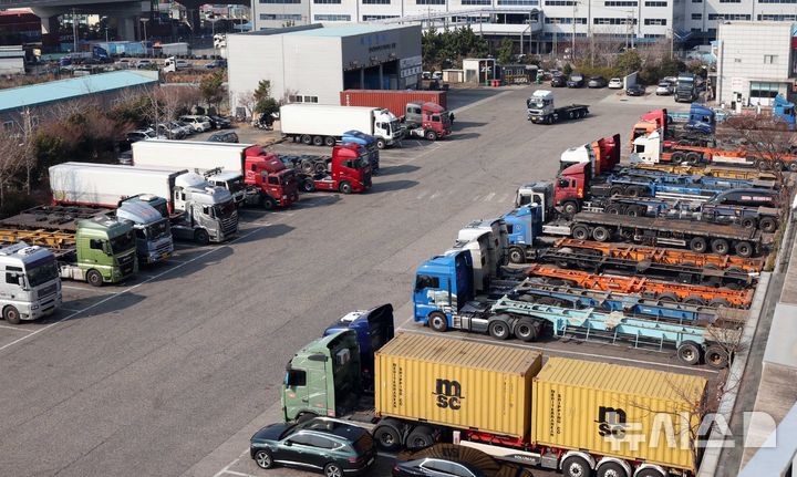 [부산=뉴시스] 부산 남구의 한 주차장에 대형 화물차들이 줄지어 멈춰서 있다. photo@newsis.com